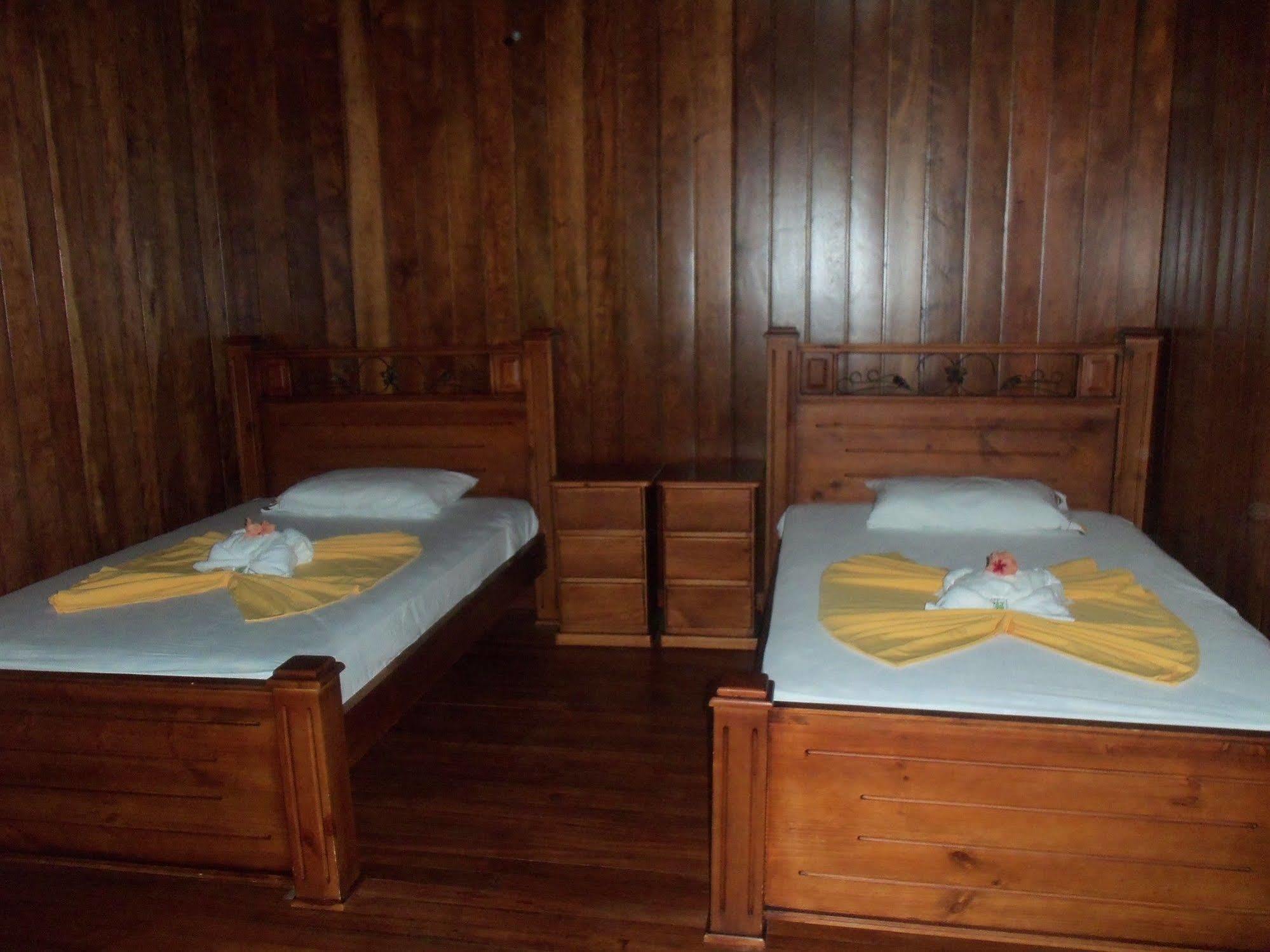 Miss Junies Lodge Tortuguero Exterior foto
