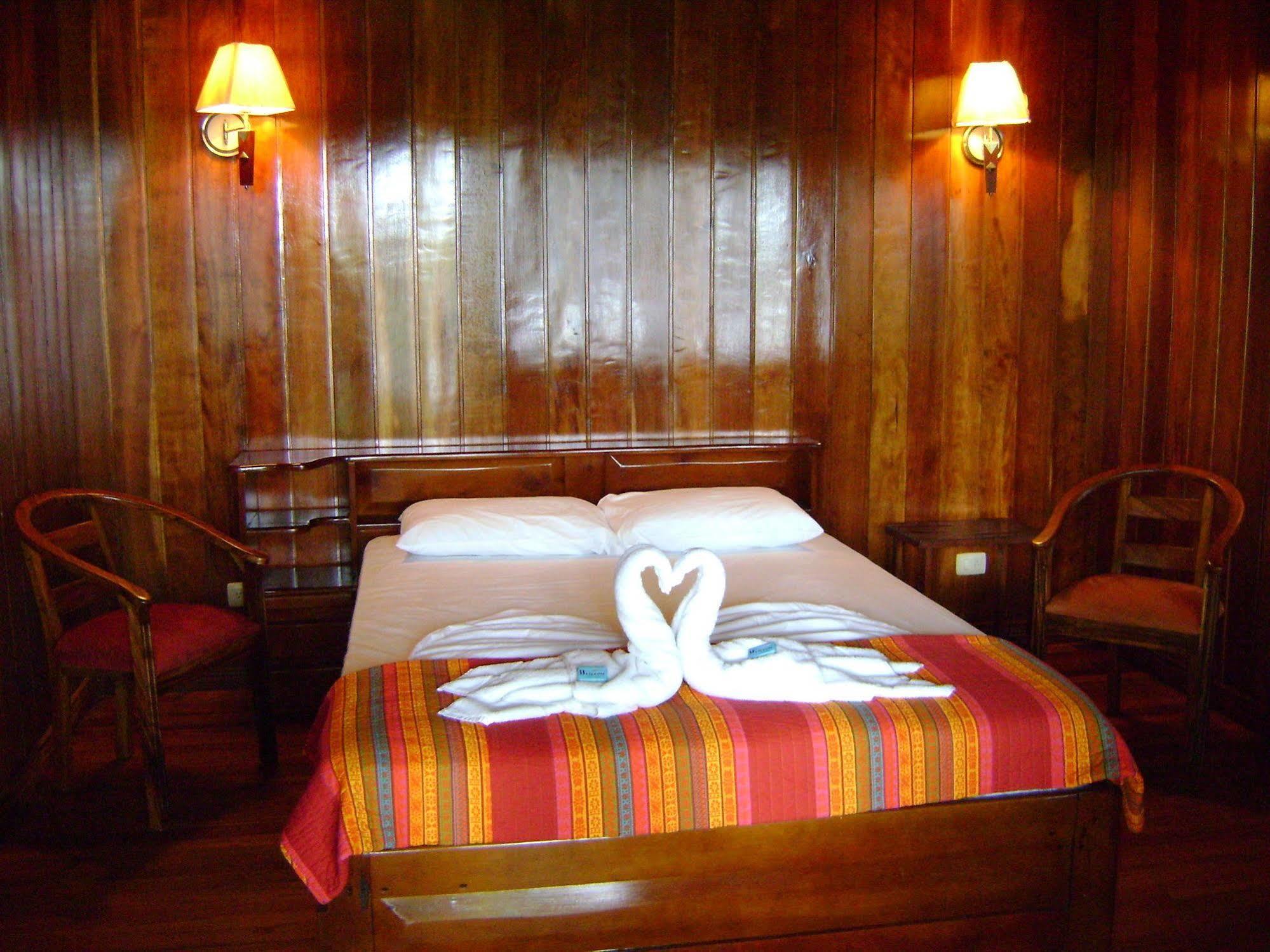 Miss Junies Lodge Tortuguero Exterior foto